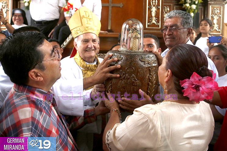 Santo Domingo es subido a su Altar en Las Sierritas