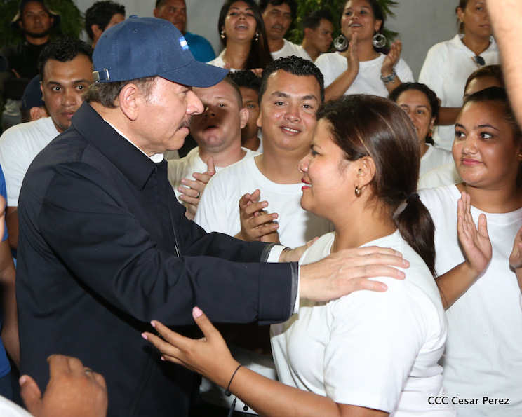 Inscripción de Daniel y Rosario como candidatos del FSLN