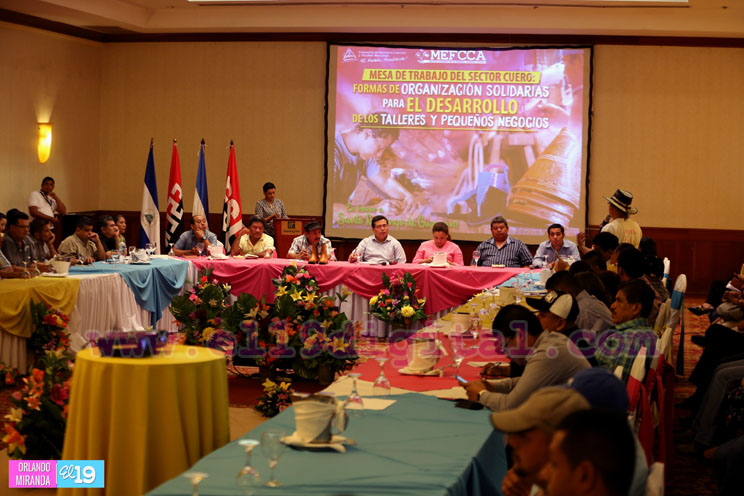 Realizan mesa de trabajo de talleres y pequeños negocios del cuero