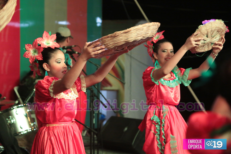 Bailes y cantos en Feria de la Economía Familiar