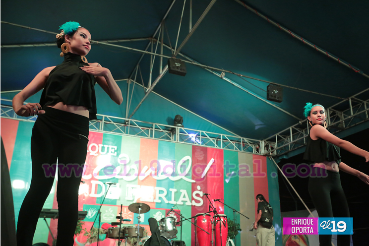 Bailes y cantos en Feria de la Economía Familiar