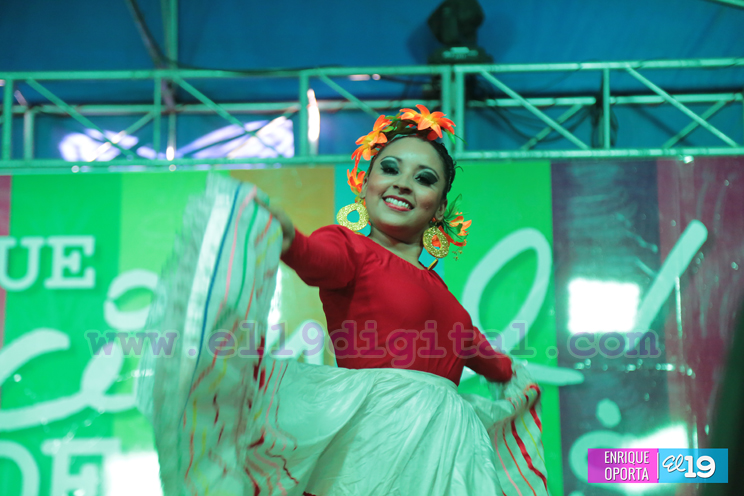 Bailes y cantos en Feria de la Economía Familiar