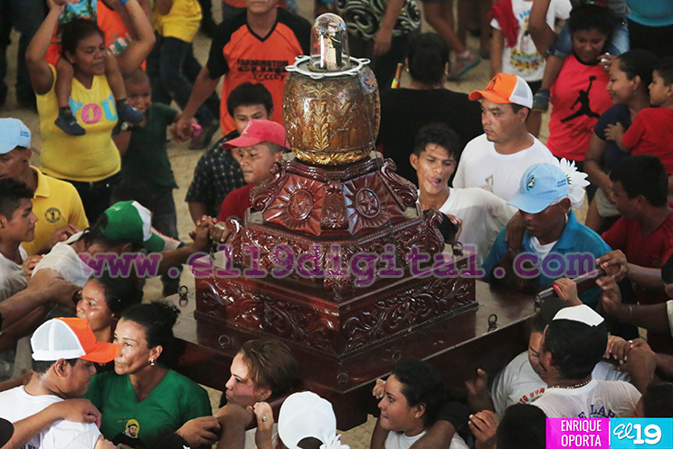 Devotos visten a Santo Domingo de Guzm&aacute;n