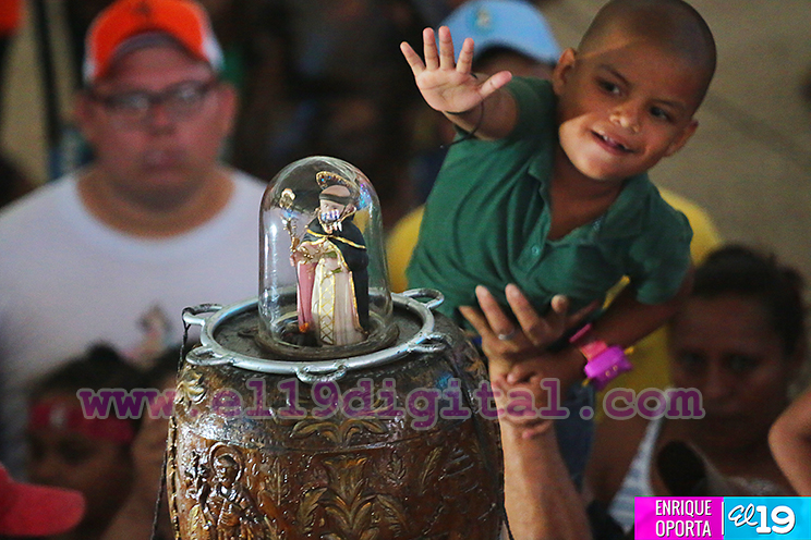 Devotos visten a Santo Domingo de Guzm&aacute;n
