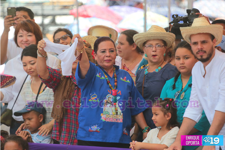 Miles acompa&ntilde;an a Santo Domingo en su recorrido por Managua