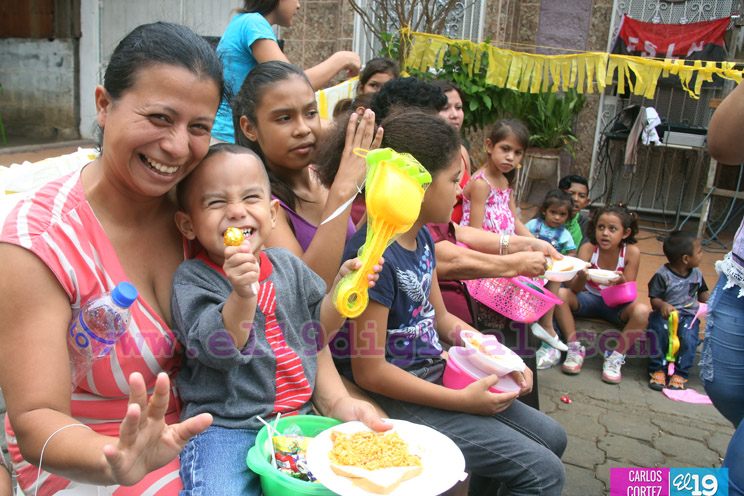 Ni&ntilde;@s y Madres celebran D&iacute;a de la Alegr&iacute;a en barrio 14 de Junio