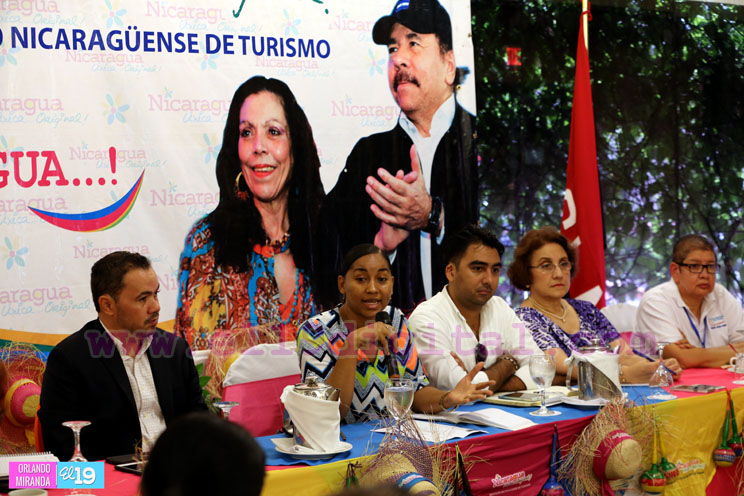INTUR con representantes de peque&ntilde;os negocios hoteleros