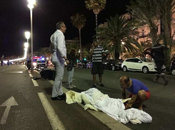 Decenas de muertas por atentado en Niza, Francia