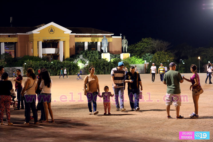 Familias disfrutan de la variedad cultural y gastron&oacute;mica de la Avenida de Bol&iacute;var a Ch&aacute;vez