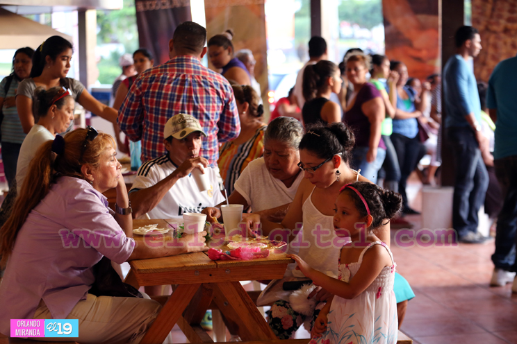 Familias disfrutan de la variedad cultural y gastron&oacute;mica de la Avenida de Bol&iacute;var a Ch&aacute;vez