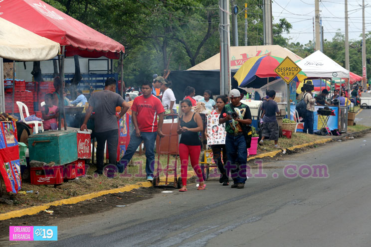 Comerciantes en inmediaciones de Plaza de La Fe