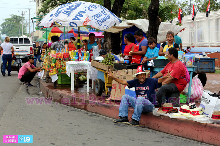 Comerciantes en inmediaciones de Plaza de La Fe