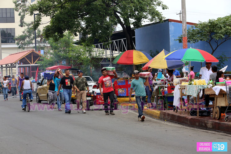 Comerciantes en inmediaciones de Plaza de La Fe