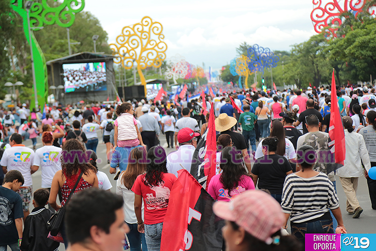 Familias nicaragüenses festejan las victorias alcanzadas con la Revolución Sandinista