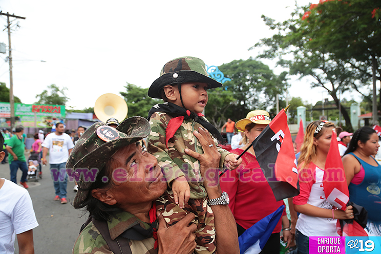 Familias nicaragüenses festejan las victorias alcanzadas con la Revolución Sandinista