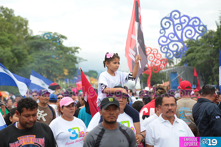 Familias nicaragüenses festejan las victorias alcanzadas con la Revolución Sandinista