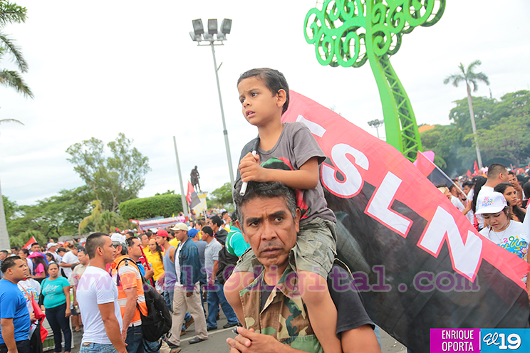 Familias nicaragüenses festejan las victorias alcanzadas con la Revolución Sandinista