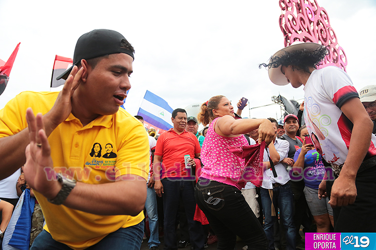 Familias nicaragüenses festejan las victorias alcanzadas con la Revolución Sandinista