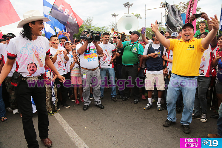 Familias nicaragüenses festejan las victorias alcanzadas con la Revolución Sandinista