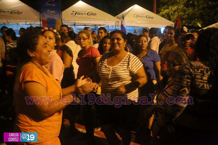 Familias celebran alegres vigilias en víspera del 19 de Julio