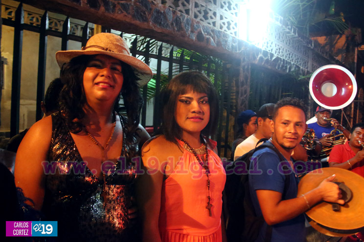 Familias celebran alegres vigilias en víspera del 19 de Julio