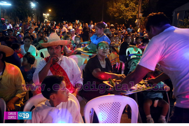 Familias celebran alegres vigilias en víspera del 19 de Julio