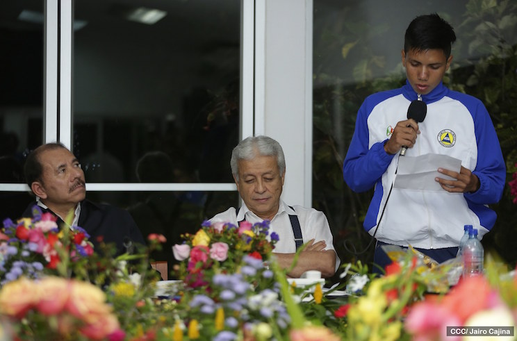 Abanderamiento atletas nicarag&uuml;enses que participar&aacute;n en R&iacute;o 2016