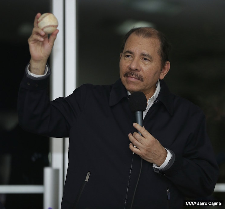 Abanderamiento atletas nicarag&uuml;enses que participar&aacute;n en R&iacute;o 2016