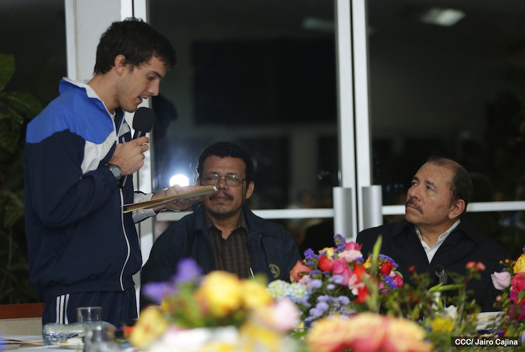 Abanderamiento atletas nicarag&uuml;enses que participar&aacute;n en R&iacute;o 2016