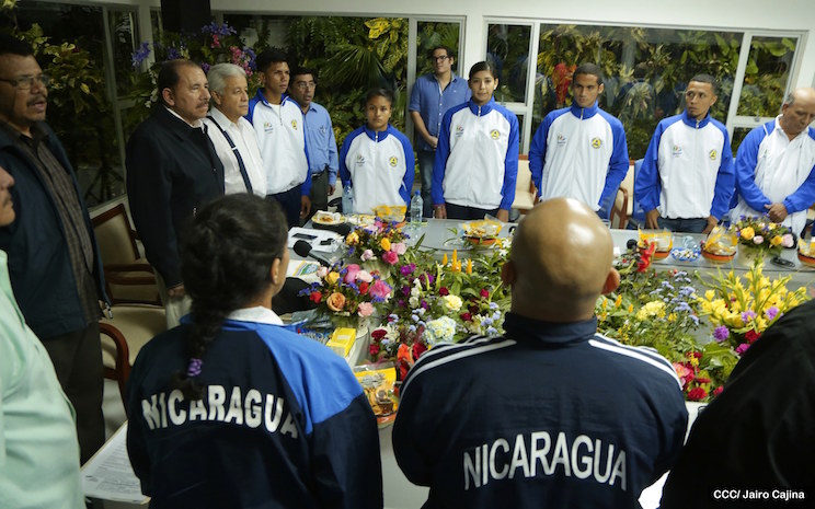 Abanderamiento atletas nicarag&uuml;enses que participar&aacute;n en R&iacute;o 2016
