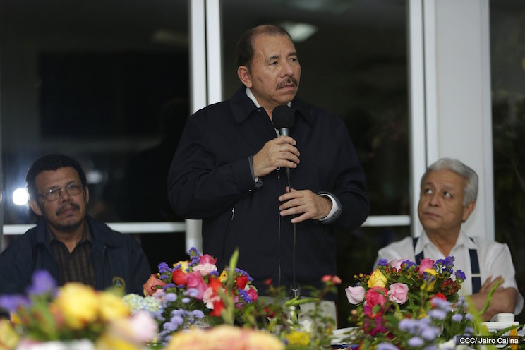 Abanderamiento atletas nicarag&uuml;enses que participar&aacute;n en R&iacute;o 2016