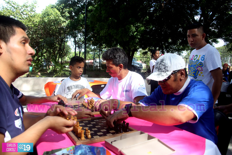 J&oacute;venes con discapacidad demuestran habilidades en el juego de ajedrez