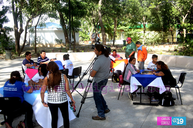 J&oacute;venes con discapacidad demuestran habilidades en el juego de ajedrez