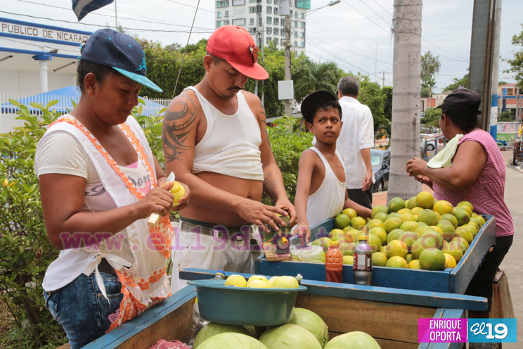 Comerciantes preparados para ofertar sus productos durante la realización del Repliegue