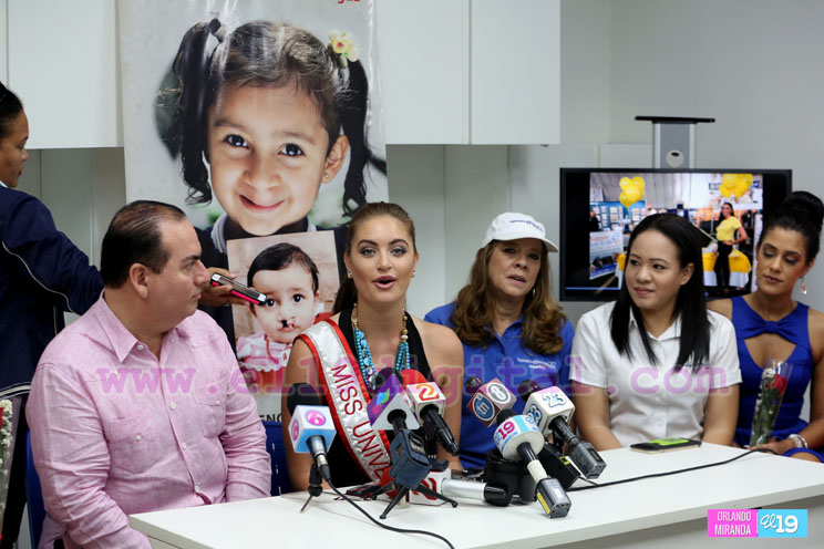 Misses canadienses entregan donaci&oacute;n a Operaci&oacute;n Sonrisa