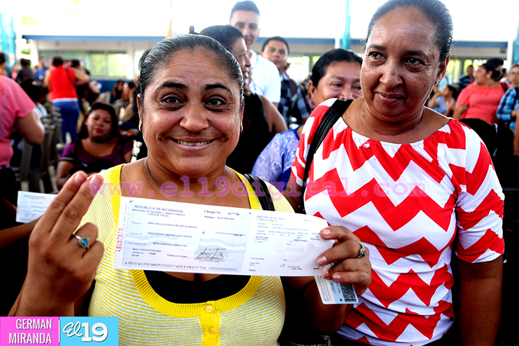 Gobierno Sandinista entrega bono a miles de maestros del país