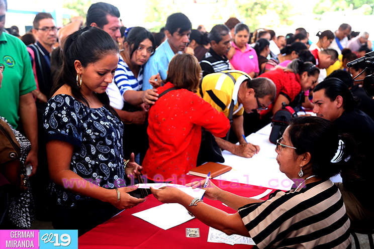 Gobierno Sandinista entrega bono a miles de maestros del país