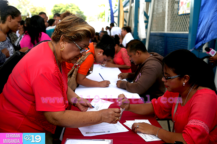Gobierno Sandinista entrega bono a miles de maestros del país