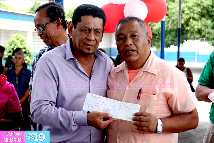 Gobierno Sandinista entrega bono a miles de maestros del país