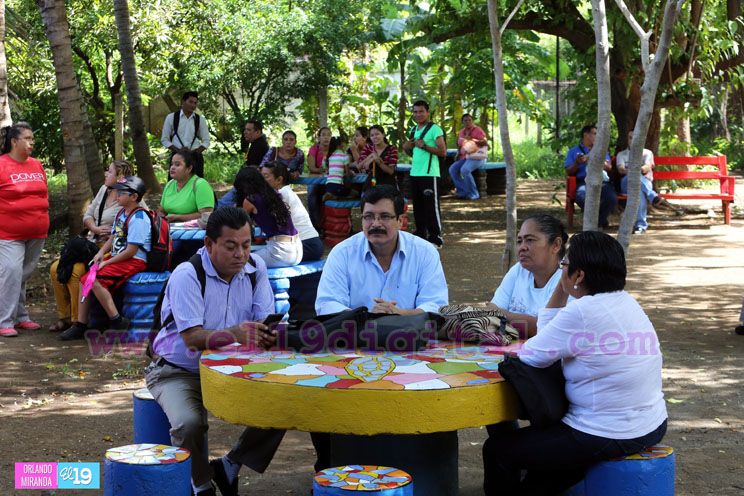 Maestros reciben bono en celebraci&oacute;n de su d&iacute;a