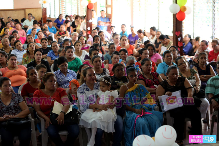 Maestros reciben bono en celebraci&oacute;n de su d&iacute;a