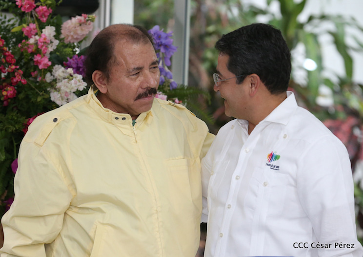 Daniel y Rosario con presidente de Honduras, Juan Orlando Hern&aacute;ndez
