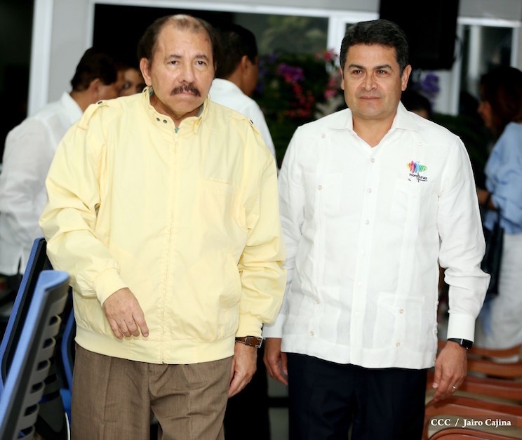 Daniel y Rosario con presidente de Honduras, Juan Orlando Hern&aacute;ndez