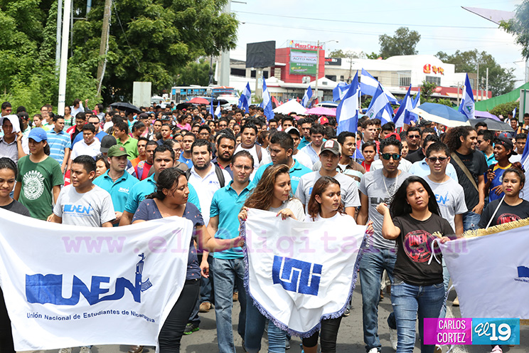 Universitarios marchan para hacer conciencia sobre el cuido y protecci&oacute;n de nuestro Medio Ambiente