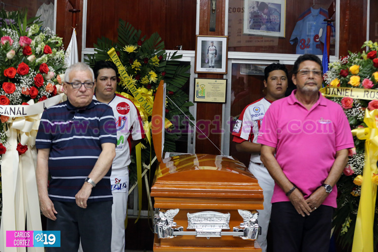 Rinden Guardia de Honor a Noel Areas