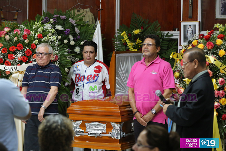 Rinden Guardia de Honor a Noel Areas