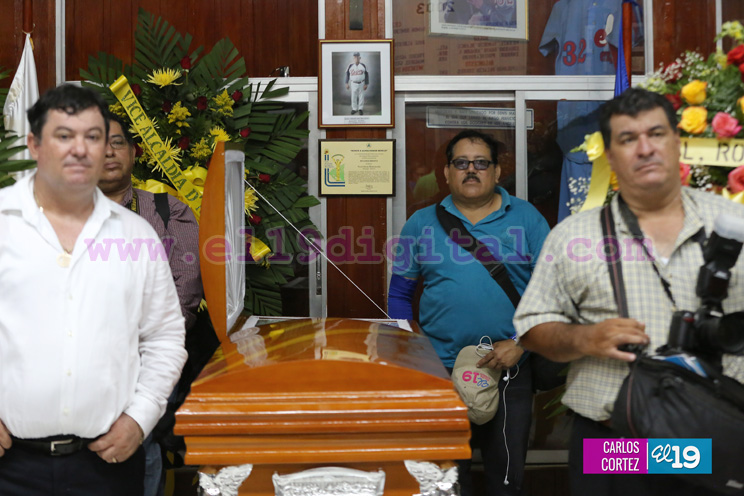 Rinden Guardia de Honor a Noel Areas