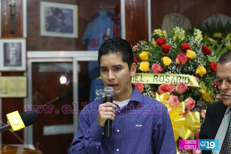 Rinden Guardia de Honor a Noel Areas