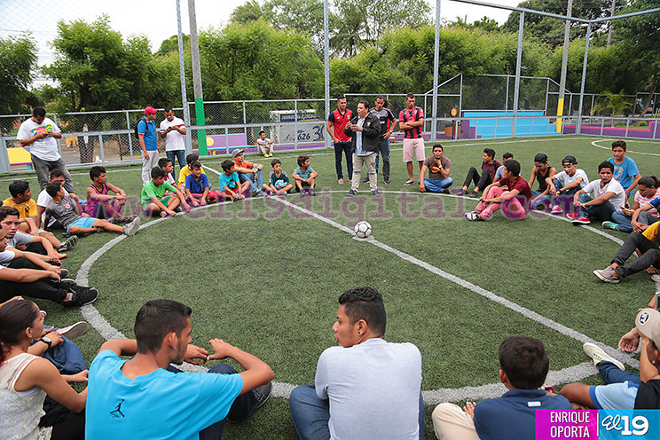 Miembros Club Deportivo Walter Ferreti imparten charla motivacional a j&oacute;venes nicarag&uuml;enses
