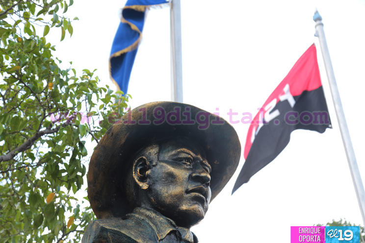 DGME devela bustos en honor al General Sandino y Rub&eacute;n Dar&iacute;o